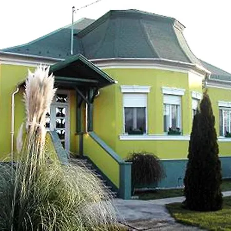 Kont Panzio Es Apartmanhazak * Hédervár