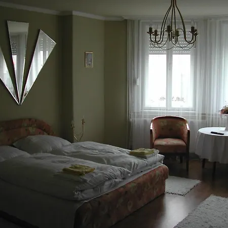 Pensjonat Kont Panzio Es Apartmanhazak *