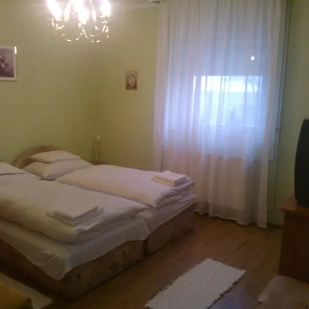 Kont Panzio Es Apartmanhazak Hédervár