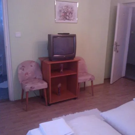 Pensjonat Kont Panzio Es Apartmanhazak Hédervár