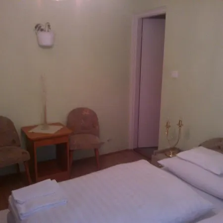 Kont Panzio Es Apartmanhazak Hédervár