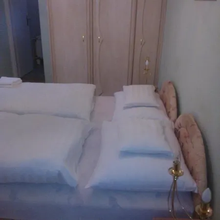Pensjonat Kont Panzio Es Apartmanhazak Hédervár