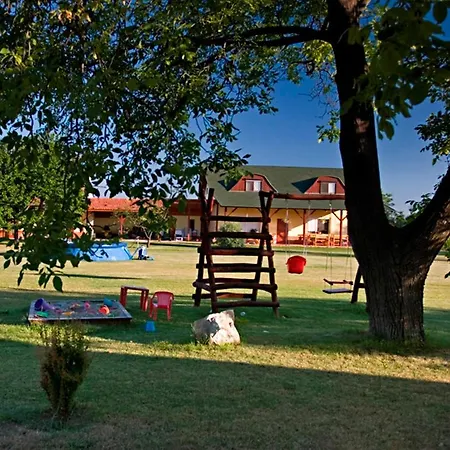 Kont Panzio Es Apartmanhazak Hédervár