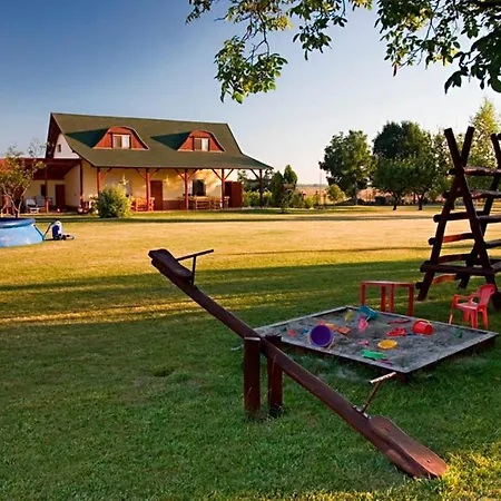 Pensjonat Kont Panzio Es Apartmanhazak *