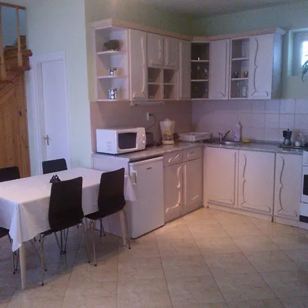 Pensjonat Kont Panzio Es Apartmanhazak Hédervár